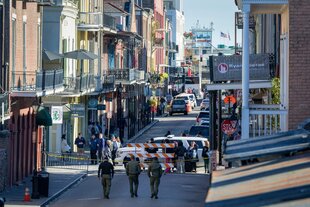 Die Bourbon Street in New Orleans mit Absperrband