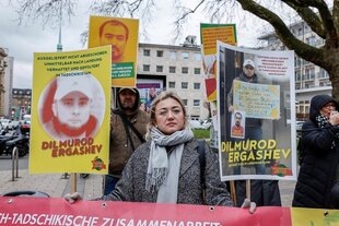 Menschen protestieren mit Plakaten für die Freilassung tadschikischer Oppositioneller