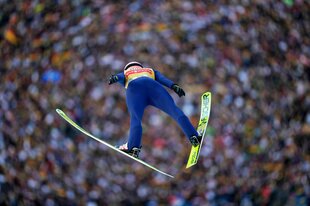 Paschke beim Skisprung. Im Hintergrund sieht man die große Zuschauermasse