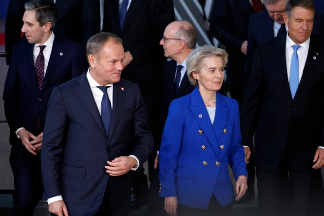 Tusk geht neben von der Leyen