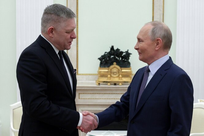 Robert Fico und Wladimir Putin reichen sich die Hand