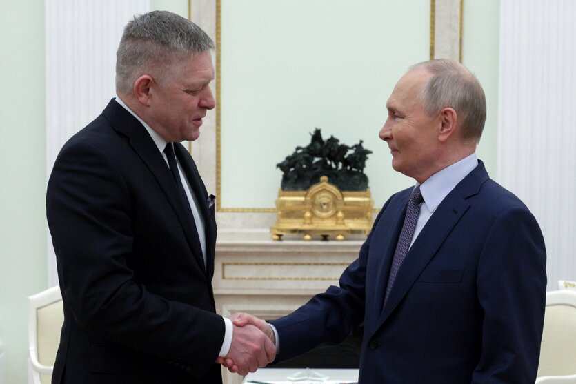 Robert Fico und Wladimir Putin reichen sich die Hand