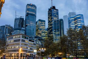 Frankfurter Skyline in der Abenddämmerung