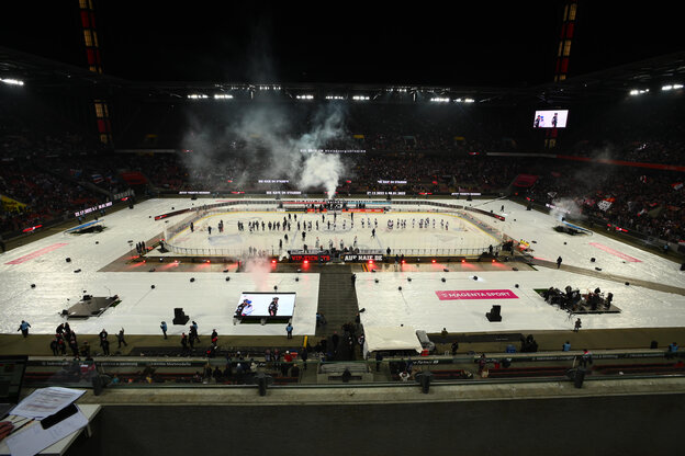 Eisfläche mit Eishockeyspielern im Kölner Fußballstadion von der Pressetribüne aus fotografiert