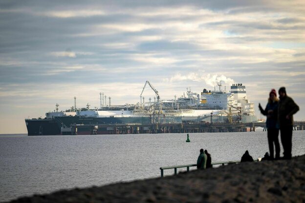 Tankschiff am schwimmenden LNG Termmin al