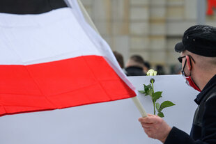 Mann mit Reichsflagge schwarz-weiß-rot