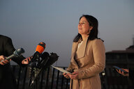 Annalena Baerbock bei einer Pressekonferenz unter freiem Himmel