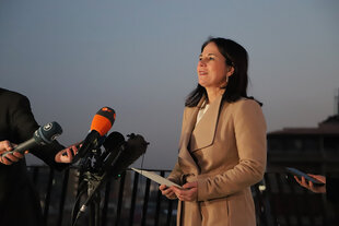 Annalena Baerbock bei einer Pressekonferenz unter freiem Himmel