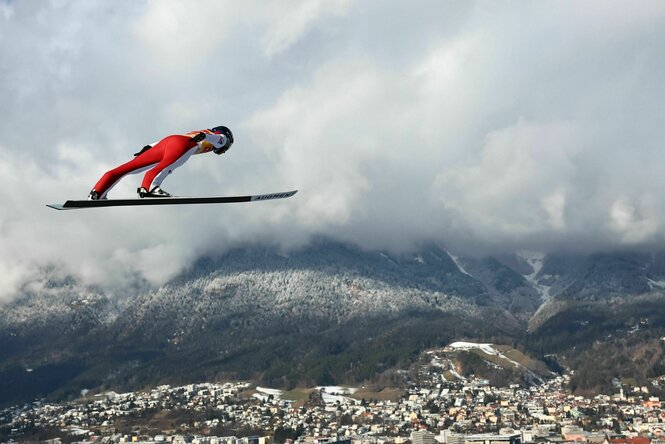 Skispringer über der Kulisse von Innsbruck