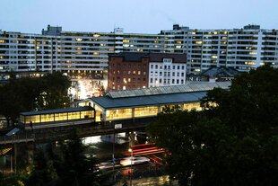 Das Kottbusser Tor bei Dämmerung