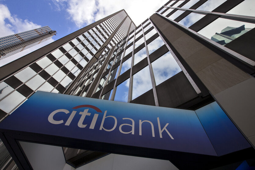 Ein Wolkenkratzer mit einem blauen Schild, auf dem "Citibank" steht