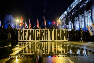 "Remigration" steht bei einer Demonstration rechter Gruppierungen auf einem Banner