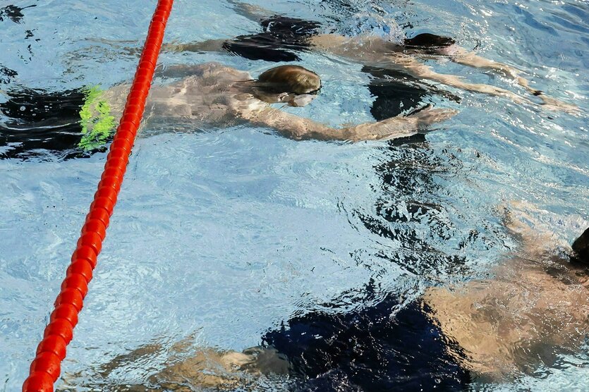 Schwimmer in einem Schwimmbecken