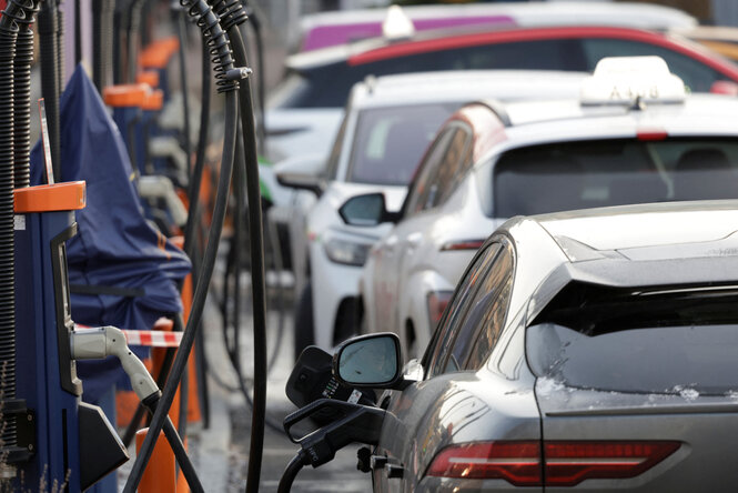 Ganz viele Elektroautos laden an Ladesäulen