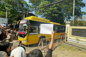 Angehörige warten am Eingang des berüchtigten Insein-Gefängnisses in Yangon auf amnestierte Gefangene