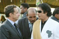 Nicolas Sarkozy im Gespräch mit Muammar Gaddafi