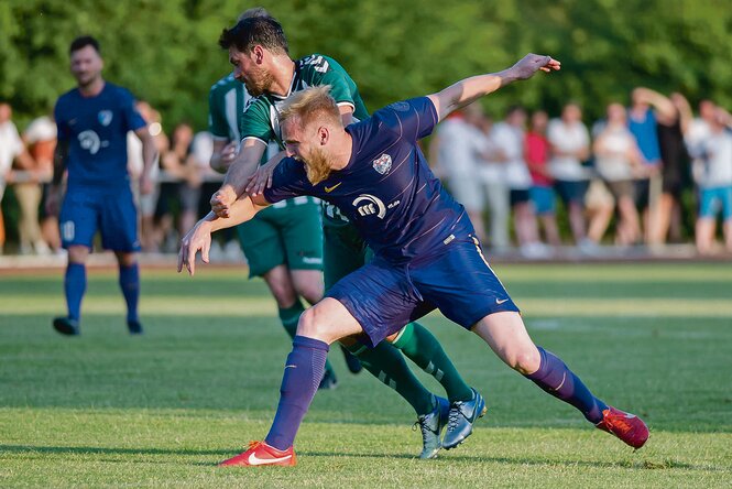 Ein Spieler des Brinkumer SV und ein Spieler des VfL Oldenburg kämpfen um den Ball.