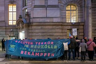 Demonstranten stehen während des Berufungsprozesses um rechtsextreme Brandstiftung im Rahmen einer Kundgebung unter dem Motto „Den rechten Terror stoppen! Neukölln-Komplex auflösen! Täter zur Rechenschaft ziehen!“ vor dem Berliner Landgericht.