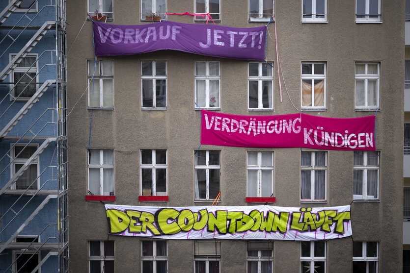 Braugraue Fassade der Schönleinstraße 18 mit Transparenten behangen: "Vorkauf Jetzt" / "Verdrängung kündigen" / "der Countdown läuft"