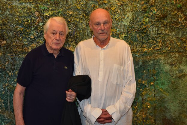 Alexander Kluge und Anselm Kiefer stehen vor einem Bild