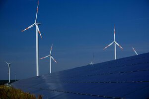 Windräder hinter einer Solaranlage in Mecklenburg-Vorpommern