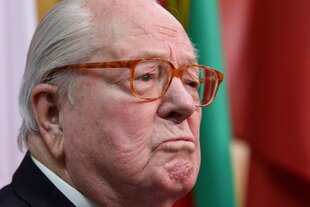 Jean-Marie Le Pen schaut grimmig