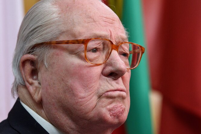 Jean-Marie Le Pen schaut grimmig