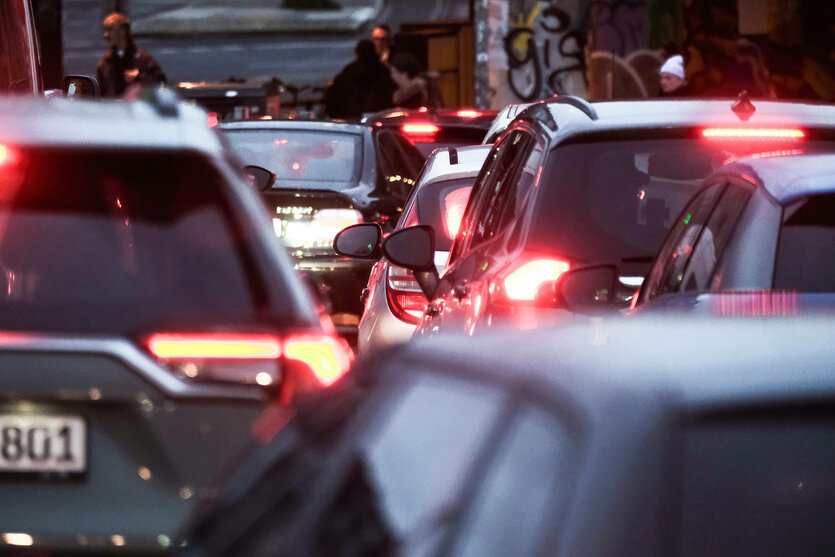 Die Rücklichter von Autos in einem Stau