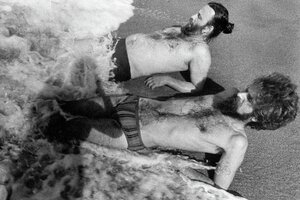 Hubert Fichte und Peter Michel Ladiges liegen am Strand im Wasser, die Fotografin Leonore Mau erscheint als Schatten auf ihren Körpern.