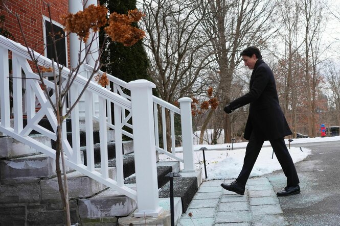 Justin Trudeau geht ab, vor ihm eine Treppe