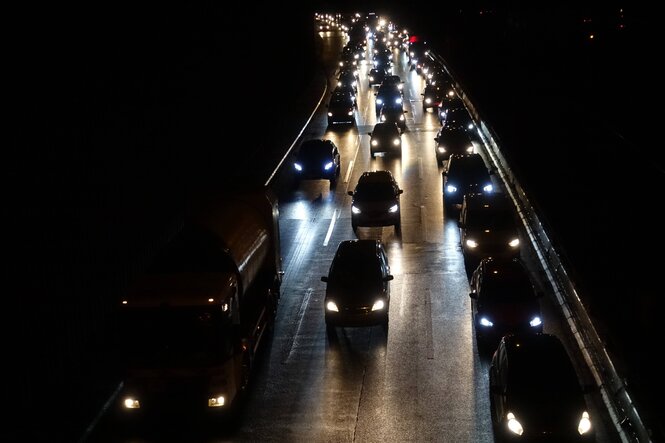 Frontlichter im STau auf einer Autobahn