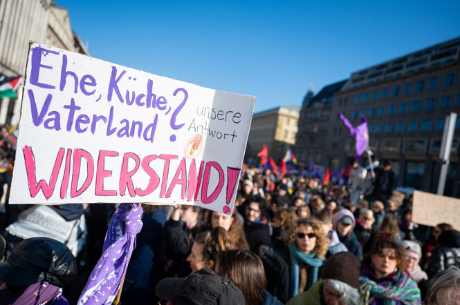 Das Foto zeigt eine Demonstration zum Internationalen Frauentag am 8. März 2024 in Berlin