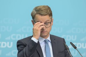 Carsten Linnemann rückt seine Brille zurecht