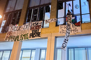 "Friede der Welt - Tod dem Imperialismus" ist nur ein Slogan, den Palästina Aktivisten bei der Besetzung des Hörsaals in der Alice-Salomon-Hochschule in Hellersdorf aus dem Fenster hängen haben.