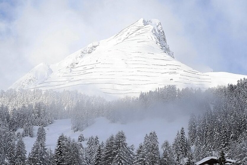 Schneebedeckter Berg in Davos.