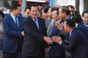 Langzeitherrscher Hun Sen (vorn) und sein Sohn und Nachfolger Hun Manet lassen sich am 46. Jahrestag des Sturzes der Roten Khmer in Phnom Penh feiern