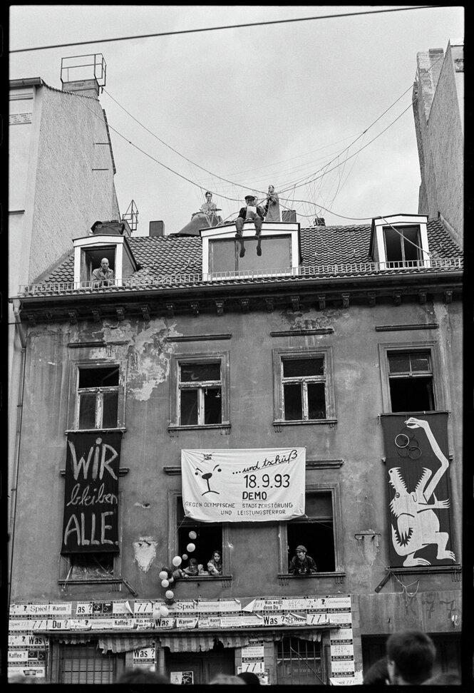 Fassade eine Hauses mit Transparenten, auf dem Dach eine Band