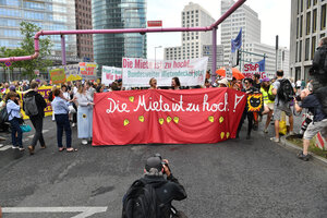 Demonstranten tragen ein Plakat mit der Aufschrift 