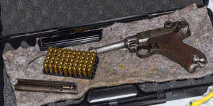 Eine Mauser-Pistole mit Munition