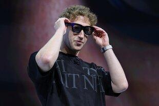 Mark Zuckerberg trägt eine dunkle Brille