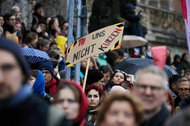 Ein Transparent mit der Aufschrift „TU uns nicht kürzen“ wird bei einer Demonstration der Berliner Wissenschaft unter dem Motto #SaveBrainCity! vor dem Abgeordnetenhaus gezeigt.