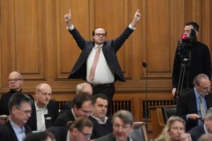 Krzysztof Walczak gestikuliert während der Sitzung der Hamburgischen Bürgerschaft im Rathaus.