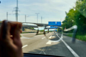 Blick durch eine Brille auf eine Straße.