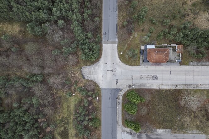 Drohnenaufnahme einer Straßenkreuzung. Eine der Straßen endet abrupt