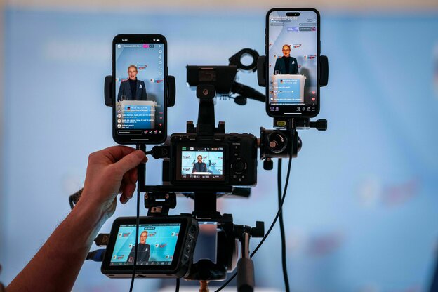 Auf mehreren filmenden Smartphones ist die AfD Politikerin Weidel zu sehen.