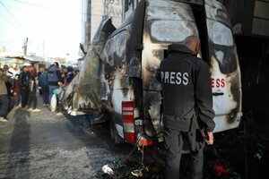 Ein beschädigtes Fahrzeug ist in Deir al-Balah, im zentralen Gazastreifen zu sehen