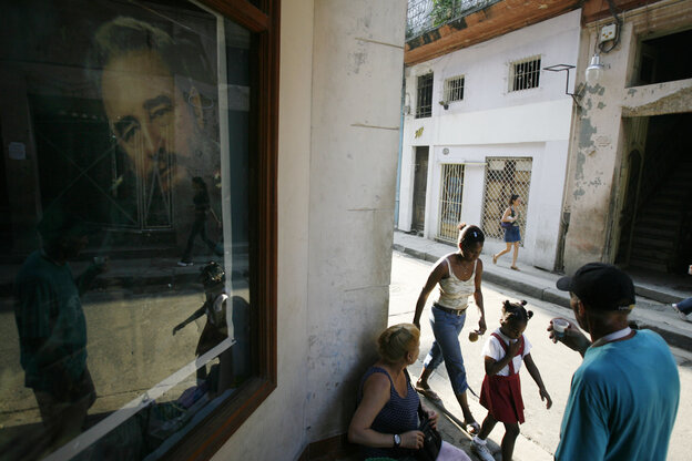 Menschen gehen an einem Bild des kubanischen Präsidenten Fidel Castro in einer Straße von Havanna vorbei, 21. Juni 2007