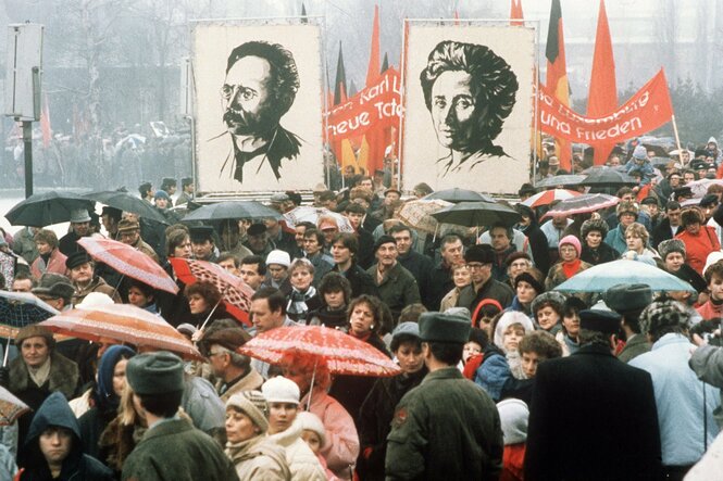 Kampfdemonstration in Ostberlin am 17.1.1988 für die am 15.1.1919 von Freikorpsoffizieren ermordeten Mitbegründer der Kommunistischen Partei Deutschlands (KPD), Rosa Luxemburg und Karl Liebknecht