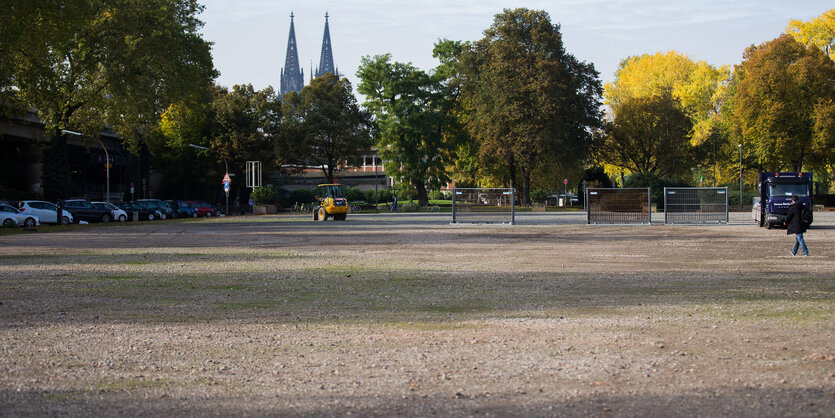 Ein menschenleerer Platz