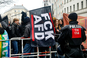 Protest mit Fahnen und Transparenten.